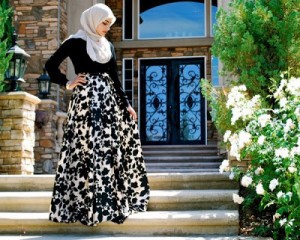 Casual Hijab Style dengan Rok Motif Daun Hitam putih