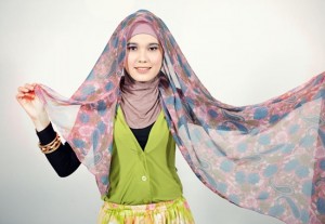menggunakan-hijab-pashmina